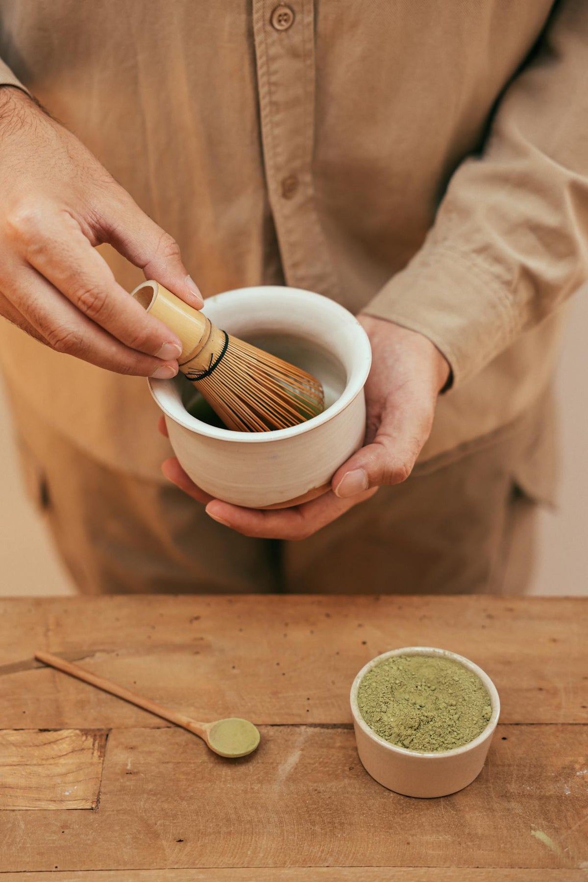 Préparation du matcha avec un fouet chasen en bambou